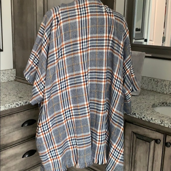 Poncho - Picture 5 of 10